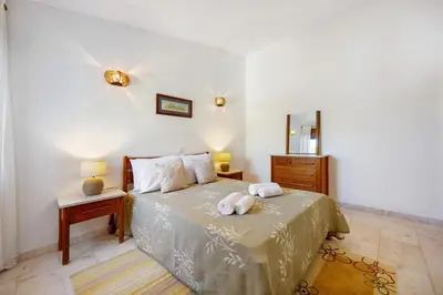 a bedroom with a bed with two towels on it at Casa 54 in Valverde