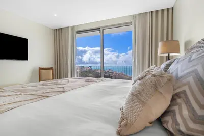a bedroom with a large bed with a large window at Casa da boa vista in Canhas