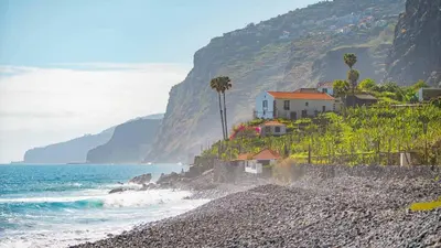 a house on a hill next to the ocean at Arbor Villa: Nature Retreat in Campanário