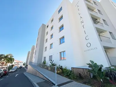 a view of the front of the apartment building at Star Light Apartment in Câmara de Lobos