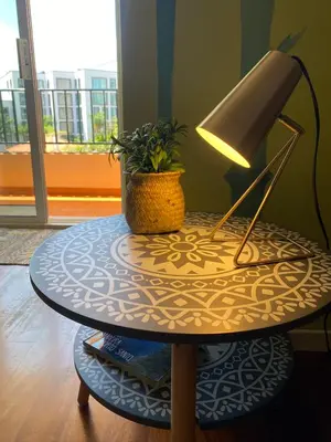 a table with a lamp and a potted plant on it at Casa do Cavacas in Funchal
