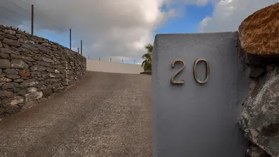 a sign on the side of a road at Casa das Marias in Ponta do Pargo