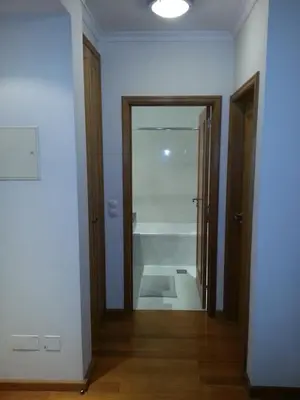 an empty room with a door leading to a bathroom at Jardim das Madalenas in Funchal
