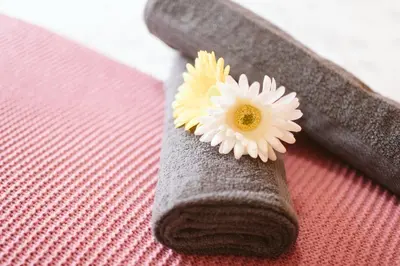 a flower on top of a napkin with a knife at Vip VI - Sea view apartment in Caniço