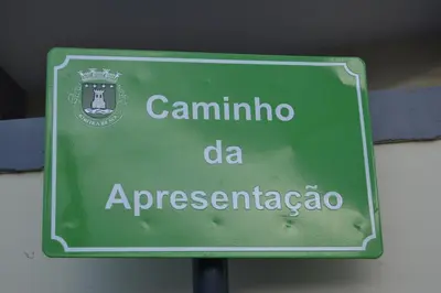 a green sign that reads camino da anteregoria at Hostel Casal São João in Ribeira Brava