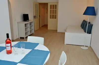 a room with a table with wine glasses and a bed at Sunhouse in Luz