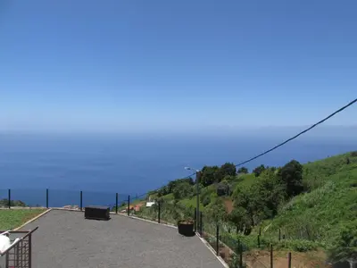 a road leading to the ocean on a hill at Casa Formiga in Fajã da Ovelha