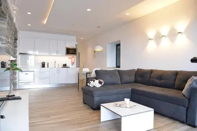 a living room with a couch and a kitchen at Quinta Golfinho in Arco da Calheta