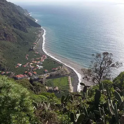 a view of a beach with houses and the ocean at Apartamento Vai Vem in Madalena do Mar