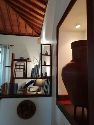a room with a mirror and a vase on a wall at Casa do Norte - Santa Maria in Norte