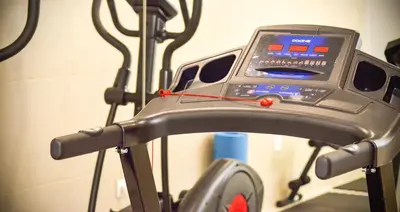 a cell phone on a stand on a treadmill at Hotel Solar Bom Jesus in Santa Cruz