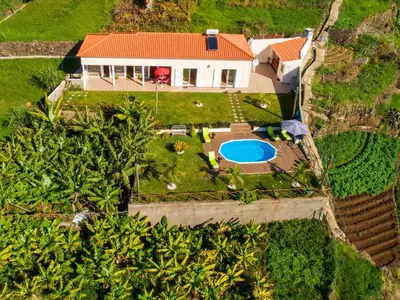 an aerial view of a house with a swimming pool at Casa Sol e Vista in Arco da Calheta