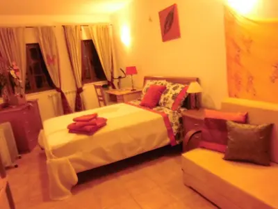 a bedroom with a bed and a couch at Casa Riqueta Silva in Bordeira