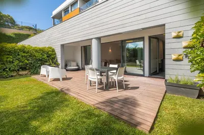 a backyard with a table and chairs on a wooden deck at Piscina fantástica no centro da cidade! in Funchal