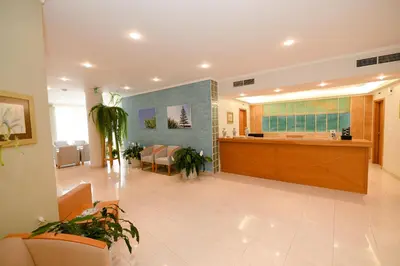a large lobby with a waiting room and a dining room at Hotel Do Campo in Ribeira Brava