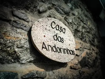 a stone sign on a wall with the words casa dos andodores at Casa das Andorinhas in Estreito da Calheta