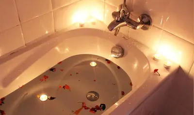 a bath tub with kites in it with lights at Oasis Beach Apartments in Luz