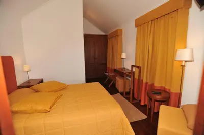 a hotel room with a bed and a desk at Casa D'Avo Beatriz in Gaula