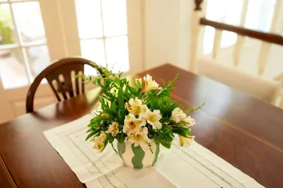 a vase of flowers sitting on a table at Casa Da Piedade in São Vicente