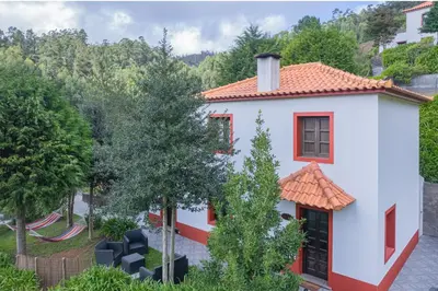 a white house with a red roof at Cantinho Rural in Camacha