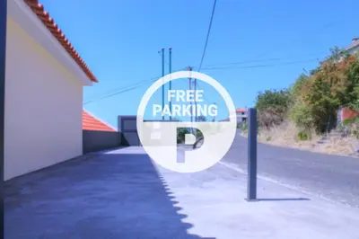 a free parking sign on the side of a road at Studio One | Massapez | Fajã da Ovelha | Calheta in Fajã da Ovelha