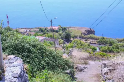 a path up a hill with the ocean in the background at House of Massapez | Calheta in Fajã da Ovelha