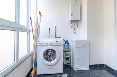 a laundry room with a washing machine and a window at Apartamento Serramar , Vistas deslumbrantes in Calheta