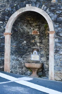 a stone wall with a sink in front of a building at Apartamento Serramar , Vistas deslumbrantes in Calheta