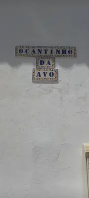 a street sign on the side of a building at Cantinho da Avó in Vila do Bispo