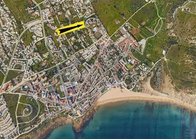 a yellow arrow on a map next to a beach at Buganvilia Praia da Luz in Luz