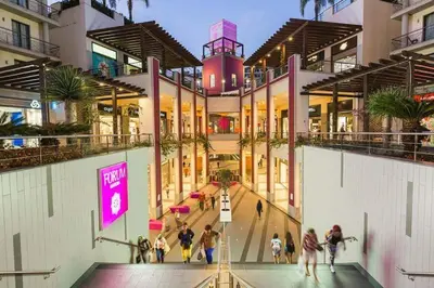a group of people walking around a shopping mall at PERFECT DUPLEX PISCINE Zone VIP Funchal in Funchal