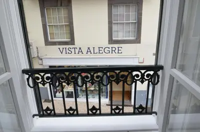 a window with a sign that reads vista alelez at Edificio Charles 102 in Funchal