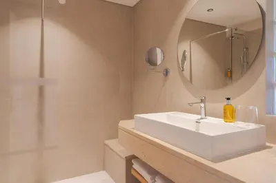 a bathroom with a sink and a mirror at Sentido Galosol in Caniço