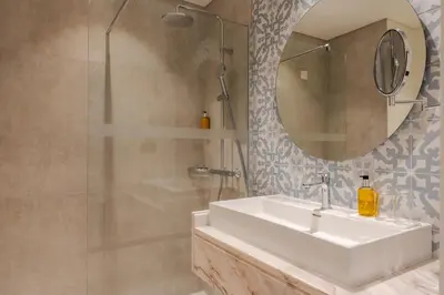 a bathroom with a sink and a mirror at Sentido Galosol in Caniço