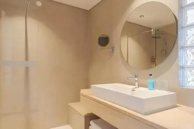 a bathroom with a sink and a mirror at Sentido Galosol in Caniço