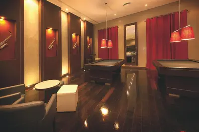 a dressing room with two sinks and a piano at Vila Gale Santa Cruz in Santa Cruz
