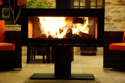 a fireplace in a living room with flames in it at Montinho De Ouro in Luz