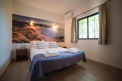 a bedroom with a bed with towels on it at Casa Rosa Montes in Luz
