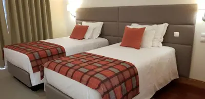two beds in a hotel room with two at Hotel O Colmo in Santana