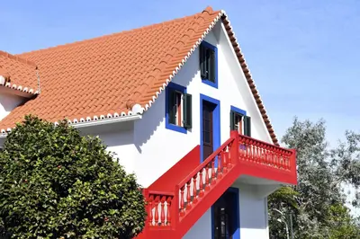 a house with a red balcony and a red roof at Hotel O Colmo in Santana