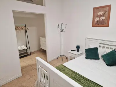 a small kitchen with a sink and a microwave at Hospedaria Pôr do Sol in Funchal