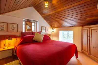 a living room with a couch and a table at Valle Paraizo in Camacha