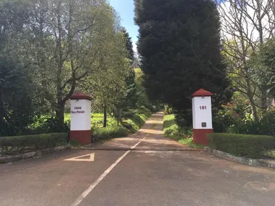 a red and white house in the middle of a yard at Valle Paraizo in Camacha