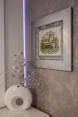 a bathroom with a toilet and a picture on the wall at Apartamento Boutique Ana Lúcia in Santa Cruz