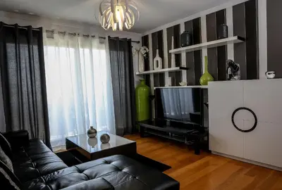 a living room with a couch and a television at Apartamento Boutique Ana Lúcia in Santa Cruz