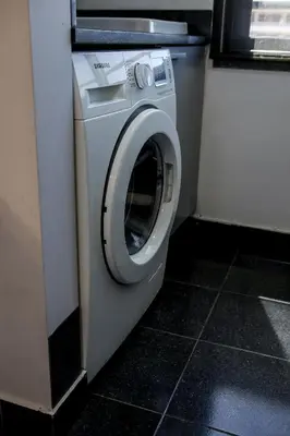 a washing machine in a small room with a tile floor at Apartamento Boutique Ana Lúcia in Santa Cruz