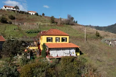 a yellow house sitting on top of a hill at La Maison ZiaZen in Porto da Cruz