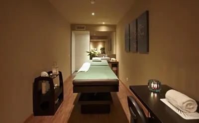 a room with a barbershop with a green counter at PortoBay Serra Golf in Santo da Serra
