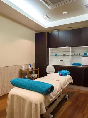 a hospital room with a bed with a blue blanket at Estrela da Luz Resort in Luz