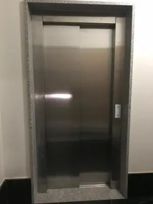 a elevator with a glass door in a room at Lou-Jos in Funchal